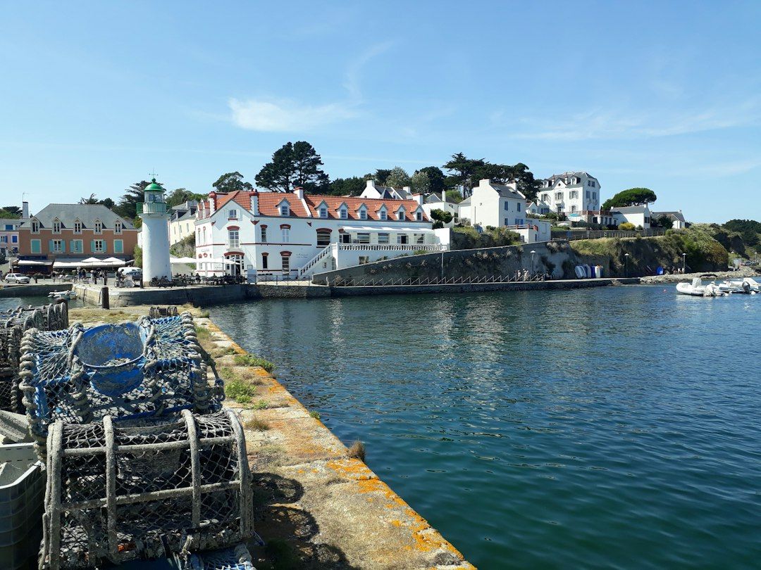 PVC, filets, matériel : comment un ostréiculteur du Morbihan crée une filière de recyclage inédite